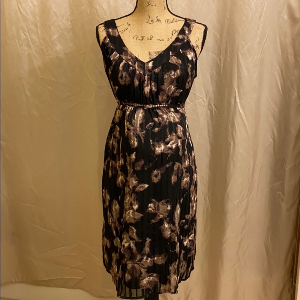 Classy sleeveless maternity dress